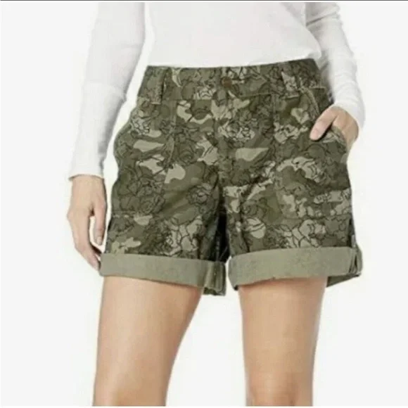 🆕Carhart  Women’s cargo Camouflage Shorts.          CC - Picture 3 of 9